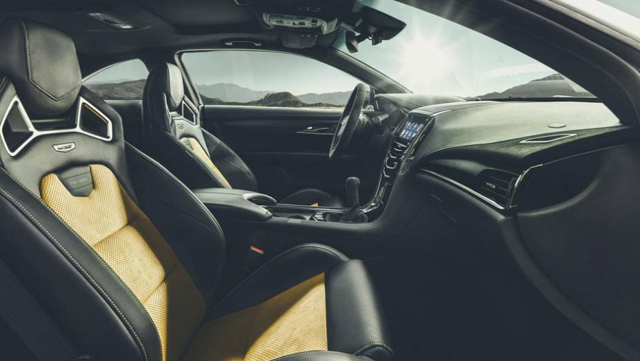 Interior da vers&atilde;o cup&ecirc; tamb&eacute;m &eacute; bastante luxuosa | <a href="/noticias/fabricantes/cadillac-lanca-ats-v-2016-cupe-seda-los-angeles-816154.shtml" rel="migration">Leia mais</a>