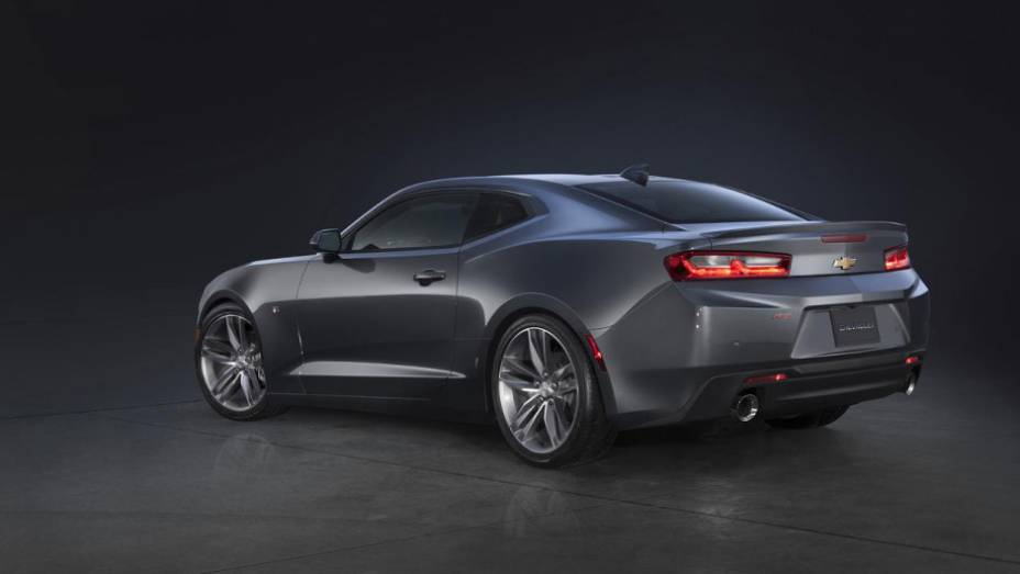 Versão LT traz motor turbo 2.0 de 275 cv e transmissão manual de seis marchas ou automática de oito velocidades | <a href="https://beta-develop.quatrorodas.abril.com.br/noticias/fabricantes/chevrolet-mostra-camaro-2016-865740.shtml" rel="migration">Leia mais</a>