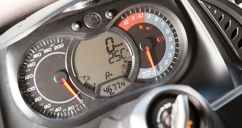 Painel de moto, com instrumentos anal&oacute;gicos e LCD no centro