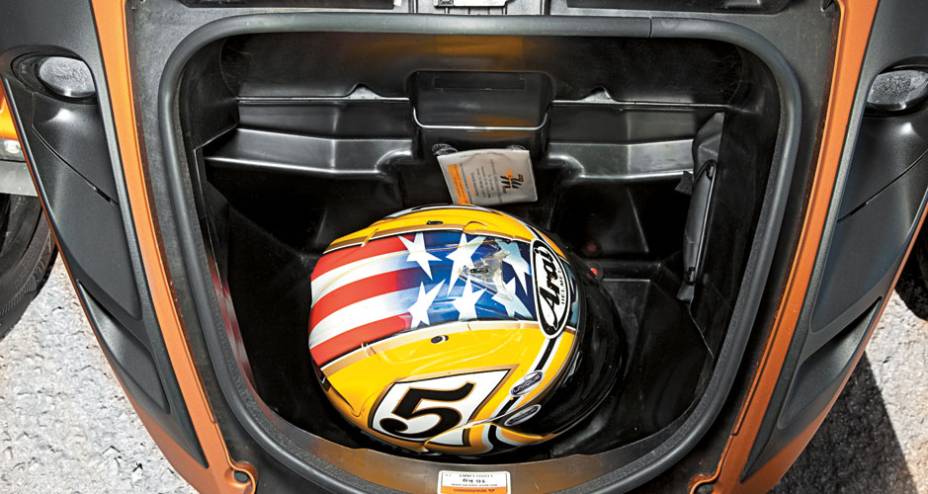 Porta-malas abriga um capacete ou a bagagem para curta viagem Porta-malas abriga um capacete ou a bagagem para curta viagem