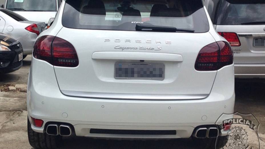 Porsche Cayenne Turbo S 2013 - SUV deve participar de um outro leil&atilde;o e est&aacute; avaliado em R$ 649.244 | <a href="https://beta-develop.quatrorodas.abril.com.br/noticias//justica-adia-leilao-frota-eike-batista-840721.shtml" rel="migration">Leia mais</a>