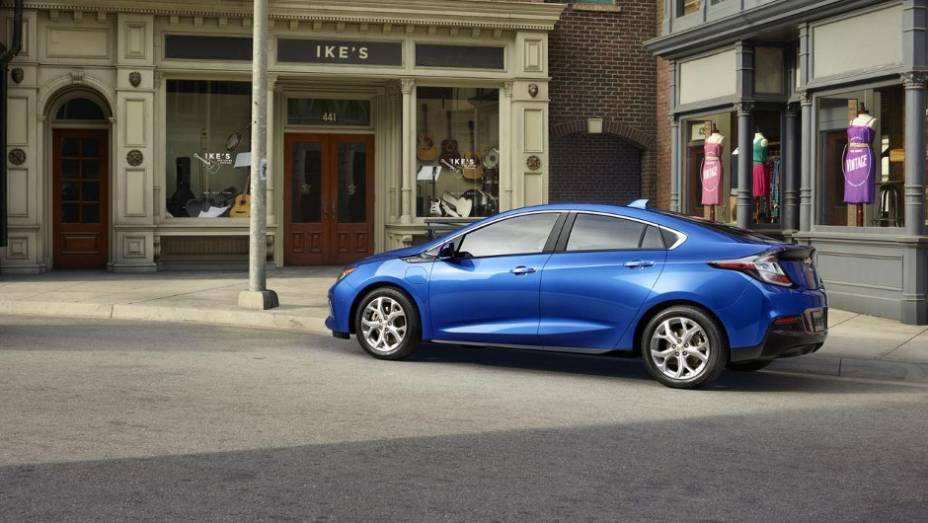 Com um powertrain mais leve, modelo atual é 12% mais eficiente do que o antecessor | <a href="https://beta-develop.quatrorodas.abril.com.br/noticias/saloes/detroit-2015/chevrolet-mostra-volt-2016-salao-detroit-824360.shtml" rel="migration">Leia mais</a>