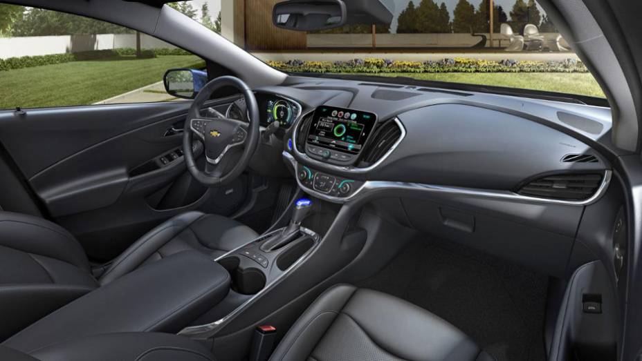 Nova configuração da cabine com bancos maiores e acolchoados oferece espaço para quatro pessoas | <a href="https://beta-develop.quatrorodas.abril.com.br/noticias/saloes/detroit-2015/chevrolet-mostra-volt-2016-salao-detroit-824360.shtml" rel="migration">Leia mais</a>