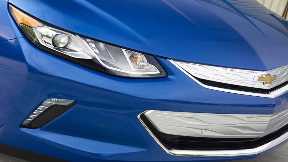 Detalhe da nova frente do Chrevrolet Volt 2016, com grade cromada e faróis maiores | <a href="https://beta-develop.quatrorodas.abril.com.br/noticias/saloes/detroit-2015/chevrolet-mostra-volt-2016-salao-detroit-824360.shtml" rel="migration">Leia mais</a>