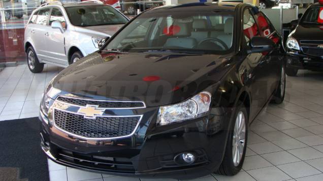 O sedã vai concorrer com Toyota Corolla e Honda Civic | <a href="https://beta-develop.quatrorodas.abril.com.br/noticias/cruze-ja-esta-revendas-chevrolet-301112_p.shtml" target="_blank" rel="migration">Leia mais</a> O sedã vai concorrer com Toyota Corolla e Honda Civic | <a href="https://beta-develop.quatrorodas.abril.com.br/noticias/cruze-ja-esta-revendas-chevrolet-301112_p.shtml" target="_blank" rel="migration">Leia mais</a>