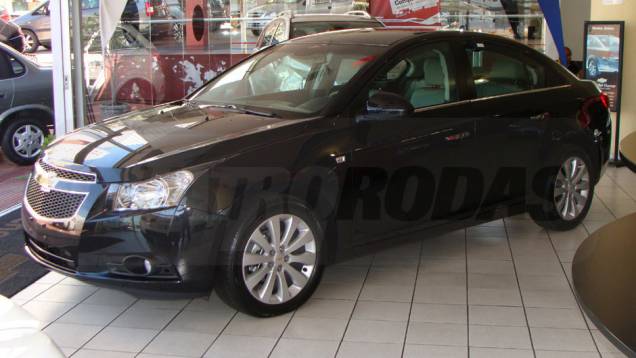 A GM não diz, mas o carro deve aposentar o veterano Vectra | <a href="https://beta-develop.quatrorodas.abril.com.br/noticias/cruze-ja-esta-revendas-chevrolet-301112_p.shtml" target="_blank" rel="migration">Leia mais</a> A GM não diz, mas o carro deve aposentar o veterano Vectra | <a href="https://beta-develop.quatrorodas.abril.com.br/noticias/cruze-ja-esta-revendas-chevrolet-301112_p.shtml" target="_blank" rel="migration">Leia mais</a>