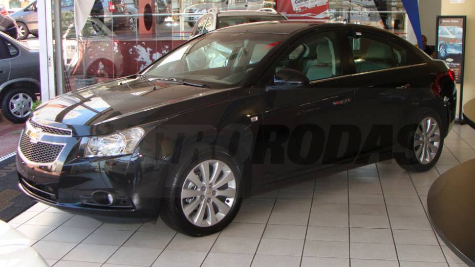 A GM não diz, mas o carro deve aposentar o veterano Vectra | <a href="https://beta-develop.quatrorodas.abril.com.br/noticias/cruze-ja-esta-revendas-chevrolet-301112_p.shtml" target="_blank" rel="migration">Leia mais</a> A GM não diz, mas o carro deve aposentar o veterano Vectra | <a href="https://beta-develop.quatrorodas.abril.com.br/noticias/cruze-ja-esta-revendas-chevrolet-301112_p.shtml" target="_blank" rel="migration">Leia mais</a>