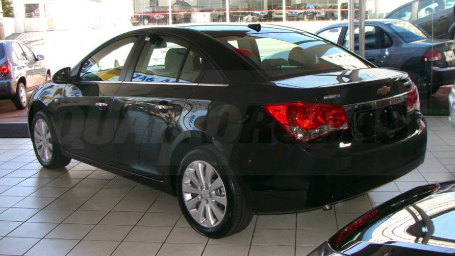 O design moderno tem tudo para roubar clientes da concorr&ecirc;ncia | <a href="https://beta-develop.quatrorodas.abril.com.br/noticias/cruze-ja-esta-revendas-chevrolet-301112_p.shtml" target="_blank" rel="migration">Leia mais</a>