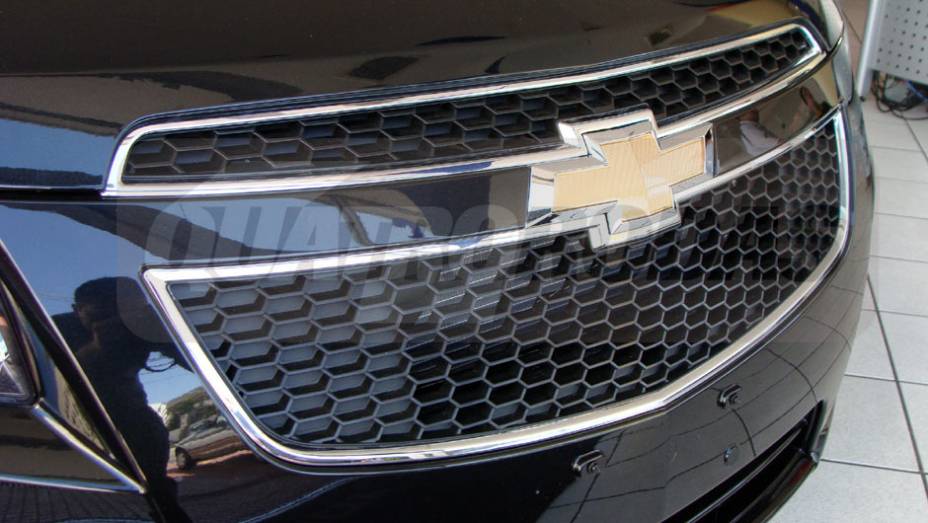 A grade frontal segue o DNA de estilo da Chevrolet | <a href="https://beta-develop.quatrorodas.abril.com.br/noticias/cruze-ja-esta-revendas-chevrolet-301112_p.shtml" target="_blank" rel="migration">Leia mais</a>