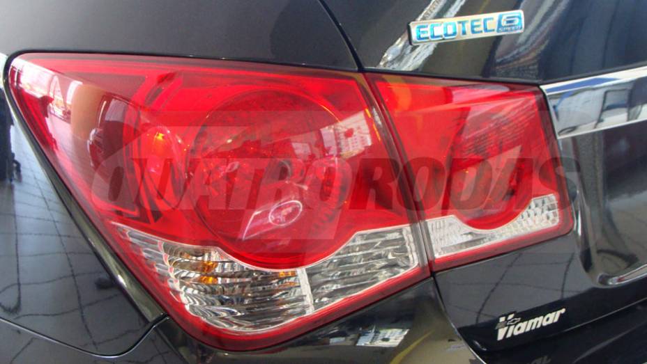 As lanternas t&ecirc;m desenho moderno e f&aacute;cil visualiza&ccedil;&atilde;o | <a href="https://beta-develop.quatrorodas.abril.com.br/noticias/cruze-ja-esta-revendas-chevrolet-301112_p.shtml" target="_blank" rel="migration">Leia mais</a>