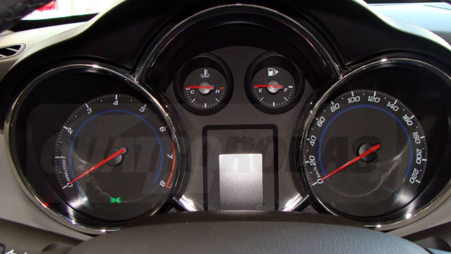 No painel, os instrumentos primam pela simplicidade | <a href="https://beta-develop.quatrorodas.abril.com.br/noticias/cruze-ja-esta-revendas-chevrolet-301112_p.shtml" target="_blank" rel="migration">Leia mais</a> No painel, os instrumentos primam pela simplicidade | <a href="https://beta-develop.quatrorodas.abril.com.br/noticias/cruze-ja-esta-revendas-chevrolet-301112_p.shtml" target="_blank" rel="migration">Leia mais</a>