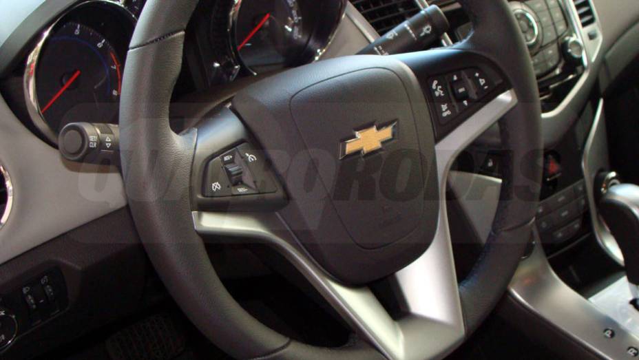 O volante tem comandos de som e Bluetooth | <a href="https://beta-develop.quatrorodas.abril.com.br/noticias/cruze-ja-esta-revendas-chevrolet-301112_p.shtml" target="_blank" rel="migration">Leia mais</a>