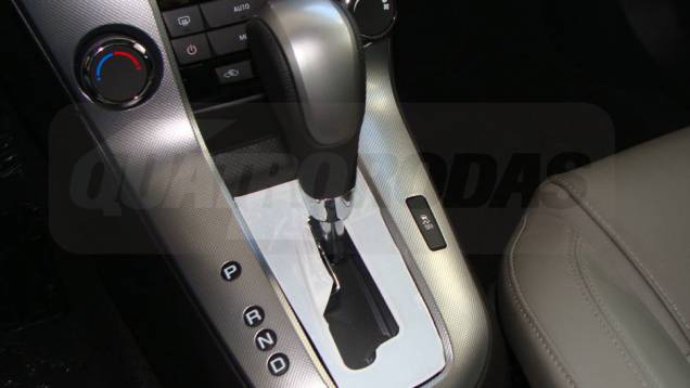 Na versão LTZ, o Cruze tem câmbio automático de seis marchas | <a href="https://beta-develop.quatrorodas.abril.com.br/noticias/cruze-ja-esta-revendas-chevrolet-301112_p.shtml" target="_blank" rel="migration">Leia mais</a> Na versão LTZ, o Cruze tem câmbio automático de seis marchas | <a href="https://beta-develop.quatrorodas.abril.com.br/noticias/cruze-ja-esta-revendas-chevrolet-301112_p.shtml" target="_blank" rel="migration">Leia mais</a>
