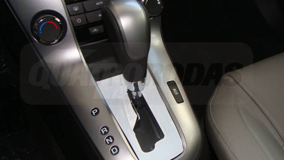 Na vers&atilde;o LTZ, o Cruze tem c&acirc;mbio autom&aacute;tico de seis marchas | <a href="https://beta-develop.quatrorodas.abril.com.br/noticias/cruze-ja-esta-revendas-chevrolet-301112_p.shtml" target="_blank" rel="migration">Leia mais</a>