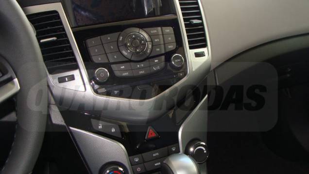 Console central tem tela de LCD e GPS | <a href="https://beta-develop.quatrorodas.abril.com.br/noticias/cruze-ja-esta-revendas-chevrolet-301112_p.shtml" target="_blank" rel="migration">Leia mais</a> Console central tem tela de LCD e GPS | <a href="https://beta-develop.quatrorodas.abril.com.br/noticias/cruze-ja-esta-revendas-chevrolet-301112_p.shtml" target="_blank" rel="migration">Leia mais</a>