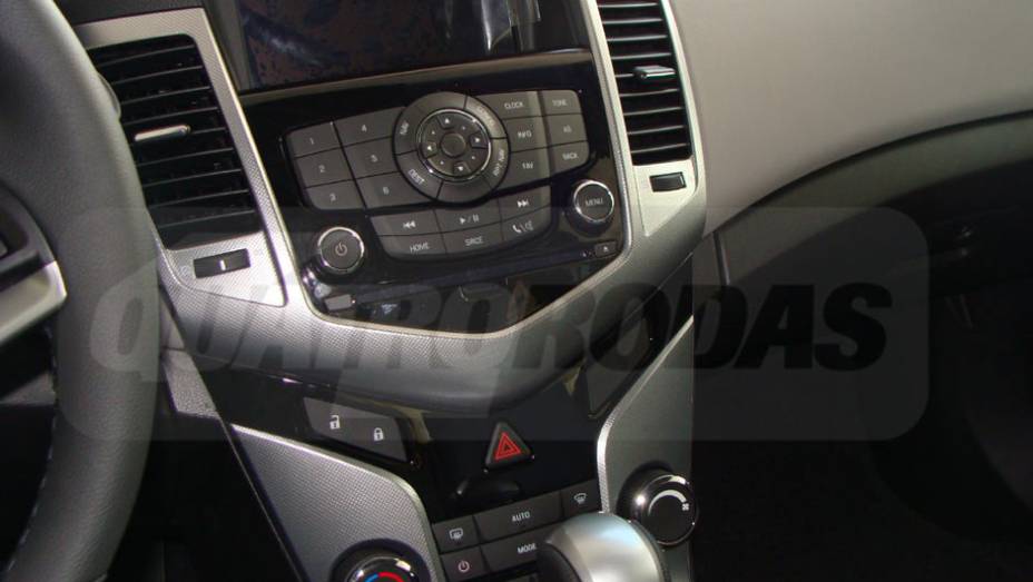 Console central tem tela de LCD e GPS | <a href="https://beta-develop.quatrorodas.abril.com.br/noticias/cruze-ja-esta-revendas-chevrolet-301112_p.shtml" target="_blank" rel="migration">Leia mais</a> Console central tem tela de LCD e GPS | <a href="https://beta-develop.quatrorodas.abril.com.br/noticias/cruze-ja-esta-revendas-chevrolet-301112_p.shtml" target="_blank" rel="migration">Leia mais</a>