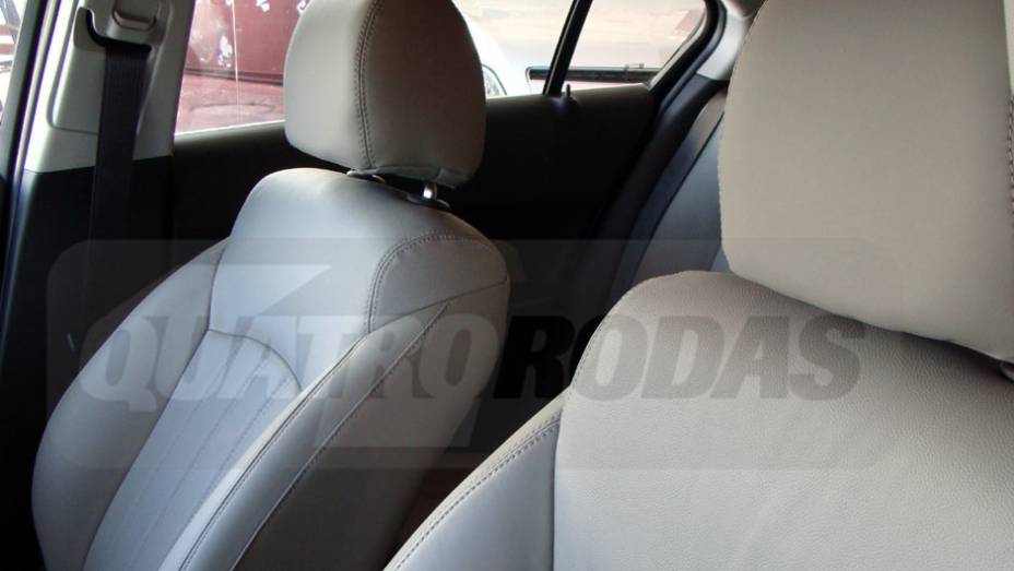 Bancos de couro podem ter acabamento na cor creme | <a href="https://beta-develop.quatrorodas.abril.com.br/noticias/cruze-ja-esta-revendas-chevrolet-301112_p.shtml" target="_blank" rel="migration">Leia mais</a> Bancos de couro podem ter acabamento na cor creme | <a href="https://beta-develop.quatrorodas.abril.com.br/noticias/cruze-ja-esta-revendas-chevrolet-301112_p.shtml" target="_blank" rel="migration">Leia mais</a>