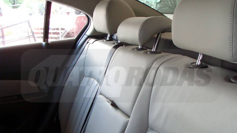 Atrás, o espaço para os passageiros é bom | <a href="https://beta-develop.quatrorodas.abril.com.br/noticias/cruze-ja-esta-revendas-chevrolet-301112_p.shtml" target="_blank" rel="migration">Leia mais</a>