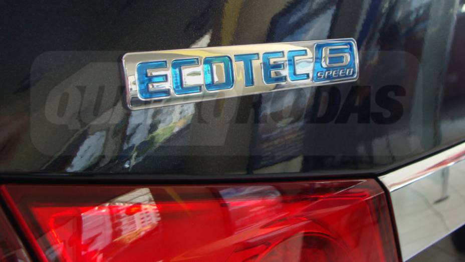 O logotipo Ecotec indica o novo motor do Cruze | <a href="https://beta-develop.quatrorodas.abril.com.br/noticias/cruze-ja-esta-revendas-chevrolet-301112_p.shtml" target="_blank" rel="migration">Leia mais</a>