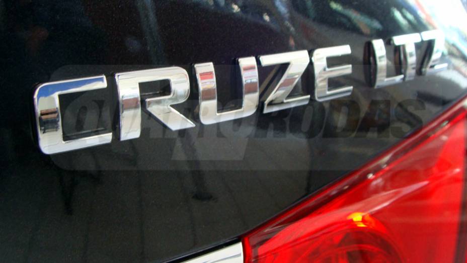O Cruze ter&aacute; duas vers&otilde;es de acabamento: LT e LTZ | <a href="https://beta-develop.quatrorodas.abril.com.br/noticias/cruze-ja-esta-revendas-chevrolet-301112_p.shtml" target="_blank" rel="migration">Leia mais</a>