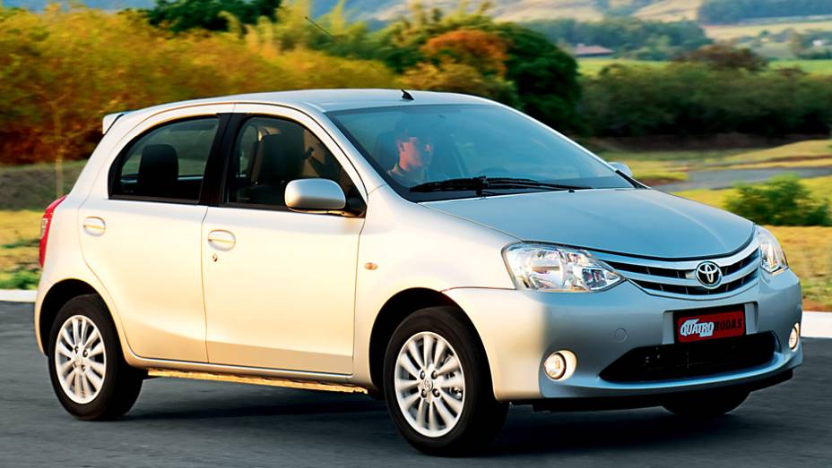 Toyota Etios 1.5: consumo urbano (A): 8,4 km/l | consumo rodoviário (A): 9,3 km/l | urbano (G): 11,9 km/l | rodoviário (G): 14 km/l | <a href="%20https://beta-develop.quatrorodas.abril.com.br/noticias/fabricantes/inmetro-divulga-carros-mais-economicos-ou-beberroes-" rel="migration"></a>