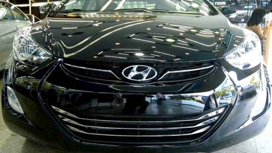 Hyundai Elantra | <a href="https://beta-develop.quatrorodas.abril.com.br/noticias/veloster-elantra-ja-estao-venda-concessionarias-hyundai-303518_p.shtml" rel="migration">Leia mais</a>