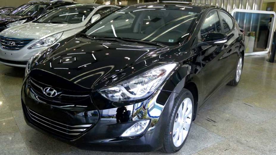 Hyundai Elantra | <a href="https://beta-develop.quatrorodas.abril.com.br/noticias/veloster-elantra-ja-estao-venda-concessionarias-hyundai-303518_p.shtml" rel="migration">Leia mais</a>