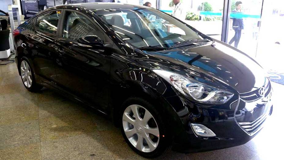 Hyundai Elantra | <a href="https://beta-develop.quatrorodas.abril.com.br/noticias/veloster-elantra-ja-estao-venda-concessionarias-hyundai-303518_p.shtml" rel="migration">Leia mais</a>