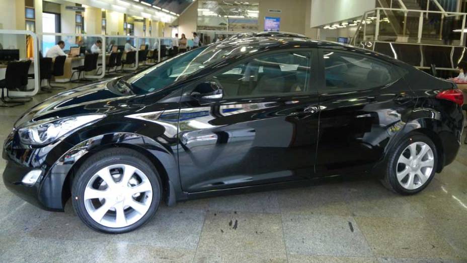 Hyundai Elantra | <a href="https://beta-develop.quatrorodas.abril.com.br/noticias/veloster-elantra-ja-estao-venda-concessionarias-hyundai-303518_p.shtml" rel="migration">Leia mais</a>