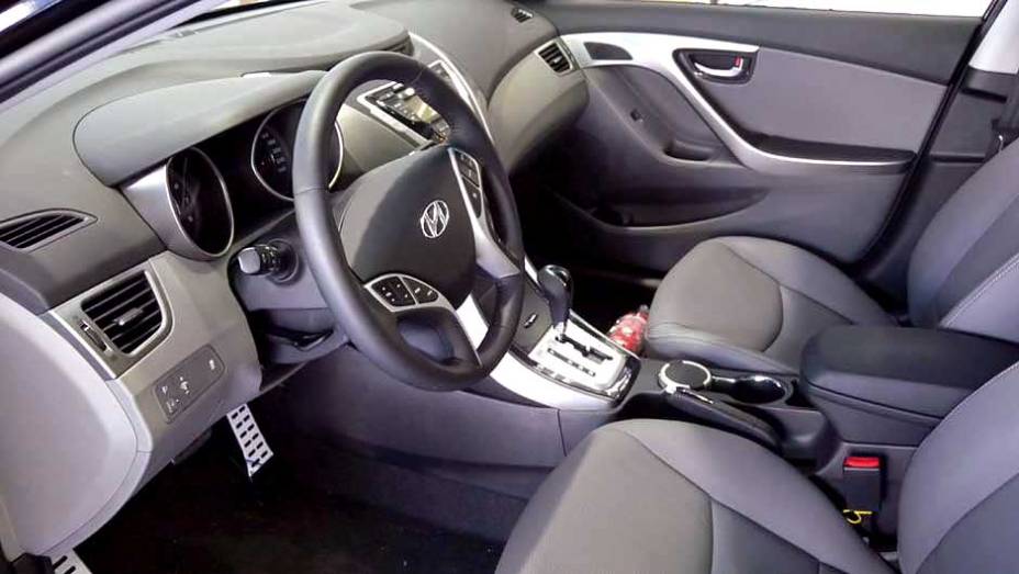 Hyundai Elantra | <a href="https://beta-develop.quatrorodas.abril.com.br/noticias/veloster-elantra-ja-estao-venda-concessionarias-hyundai-303518_p.shtml" rel="migration">Leia mais</a>