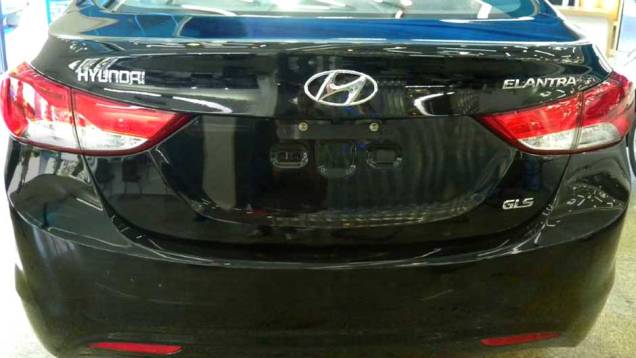Hyundai Elantra | <a href="https://beta-develop.quatrorodas.abril.com.br/noticias/veloster-elantra-ja-estao-venda-concessionarias-hyundai-303518_p.shtml" rel="migration">Leia mais</a>