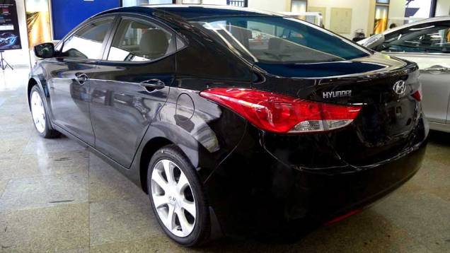 Hyundai Elantra | <a href="https://beta-develop.quatrorodas.abril.com.br/noticias/veloster-elantra-ja-estao-venda-concessionarias-hyundai-303518_p.shtml" rel="migration">Leia mais</a>