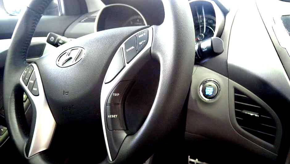 Hyundai Elantra | <a href="https://beta-develop.quatrorodas.abril.com.br/noticias/veloster-elantra-ja-estao-venda-concessionarias-hyundai-303518_p.shtml" rel="migration">Leia mais</a> Hyundai Elantra | <a href="https://beta-develop.quatrorodas.abril.com.br/noticias/veloster-elantra-ja-estao-venda-concessionarias-hyundai-303518_p.shtml" rel="migration">Leia mais</a>