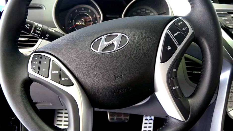 Hyundai Elantra | <a href="https://beta-develop.quatrorodas.abril.com.br/noticias/veloster-elantra-ja-estao-venda-concessionarias-hyundai-303518_p.shtml" rel="migration">Leia mais</a>