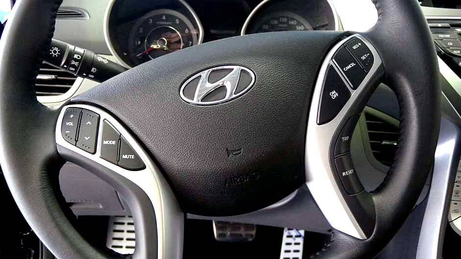 Hyundai Elantra | <a href="https://beta-develop.quatrorodas.abril.com.br/noticias/veloster-elantra-ja-estao-venda-concessionarias-hyundai-303518_p.shtml" rel="migration">Leia mais</a> Hyundai Elantra | <a href="https://beta-develop.quatrorodas.abril.com.br/noticias/veloster-elantra-ja-estao-venda-concessionarias-hyundai-303518_p.shtml" rel="migration">Leia mais</a>