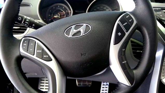 Hyundai Elantra | <a href="https://beta-develop.quatrorodas.abril.com.br/noticias/veloster-elantra-ja-estao-venda-concessionarias-hyundai-303518_p.shtml" rel="migration">Leia mais</a> Hyundai Elantra | <a href="https://beta-develop.quatrorodas.abril.com.br/noticias/veloster-elantra-ja-estao-venda-concessionarias-hyundai-303518_p.shtml" rel="migration">Leia mais</a>