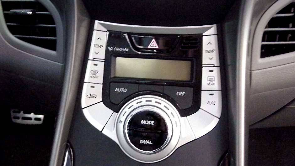 Hyundai Elantra | <a href="https://beta-develop.quatrorodas.abril.com.br/noticias/veloster-elantra-ja-estao-venda-concessionarias-hyundai-303518_p.shtml" rel="migration">Leia mais</a> Hyundai Elantra | <a href="https://beta-develop.quatrorodas.abril.com.br/noticias/veloster-elantra-ja-estao-venda-concessionarias-hyundai-303518_p.shtml" rel="migration">Leia mais</a>