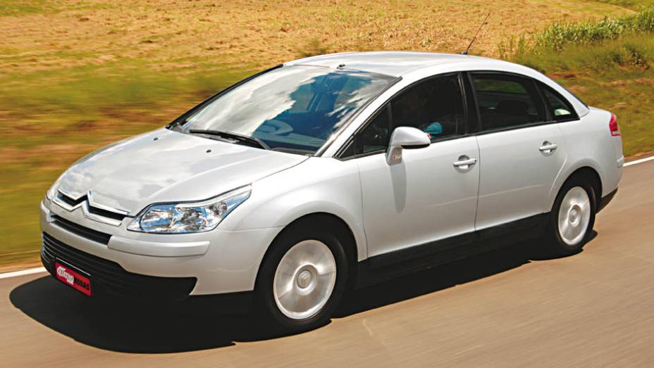 Citroën C4 Pallas: 2,5/5 | <a href="https://beta-develop.quatrorodas.abril.com.br/noticias/carros-mais-menos-resistentes-alagamentos-731244.shtml" rel="migration">Leia mais</a>