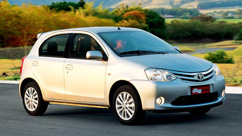 Toyota Etios hatch: 2,5/5 | <a href="https://beta-develop.quatrorodas.abril.com.br/noticias/carros-mais-menos-resistentes-alagamentos-731244.shtml" rel="migration">Leia mais</a>