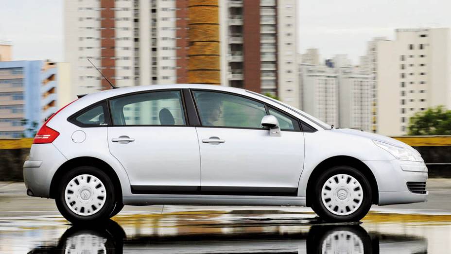 Citroën C4 hatch: nota 4/5 | <a href="https://beta-develop.quatrorodas.abril.com.br/noticias/carros-mais-menos-resistentes-alagamentos-731244.shtml" rel="migration">Leia mais</a>