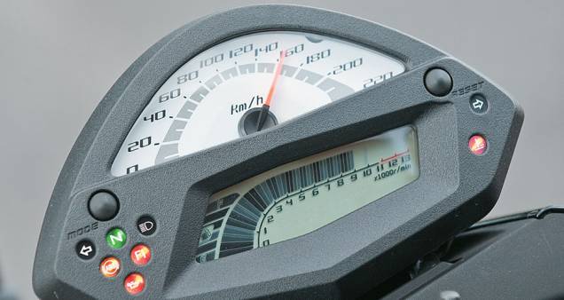 Painel privilegia o velocímetro analógico Painel privilegia o velocímetro analógico