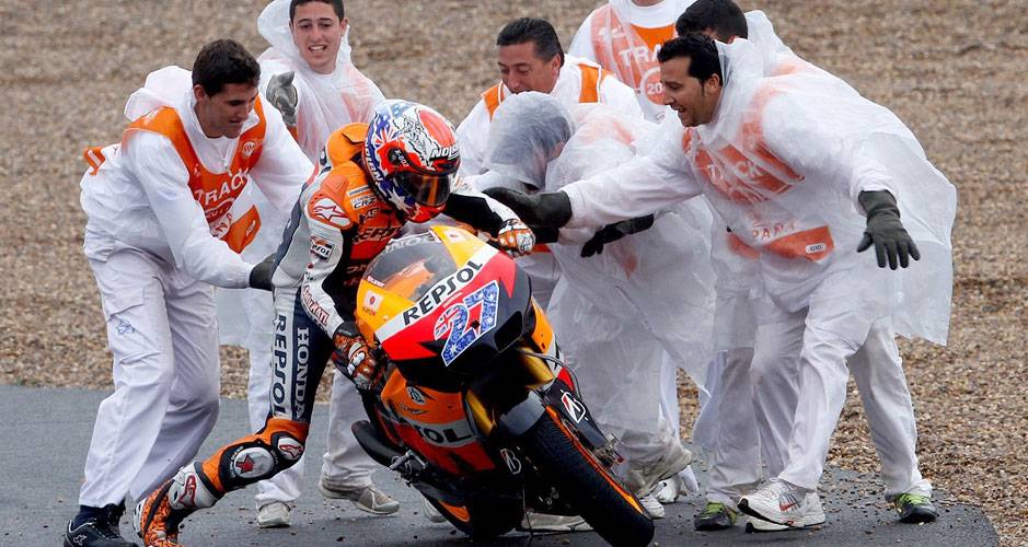 Casey Stoner, da Honda, após queda Casey Stoner, da Honda, após queda