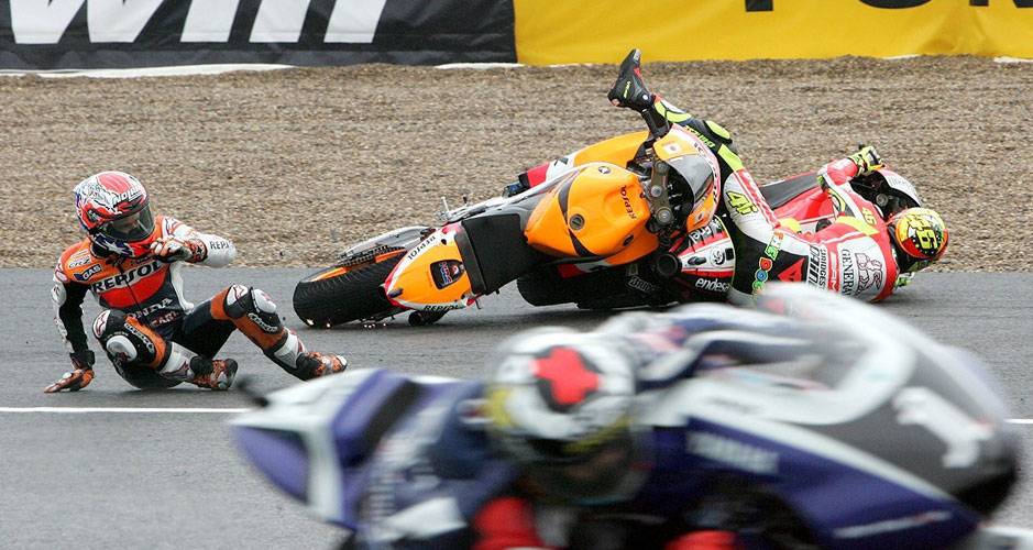 Casey Stoner e valentino Rossi sofreram acidente Casey Stoner e valentino Rossi sofreram acidente