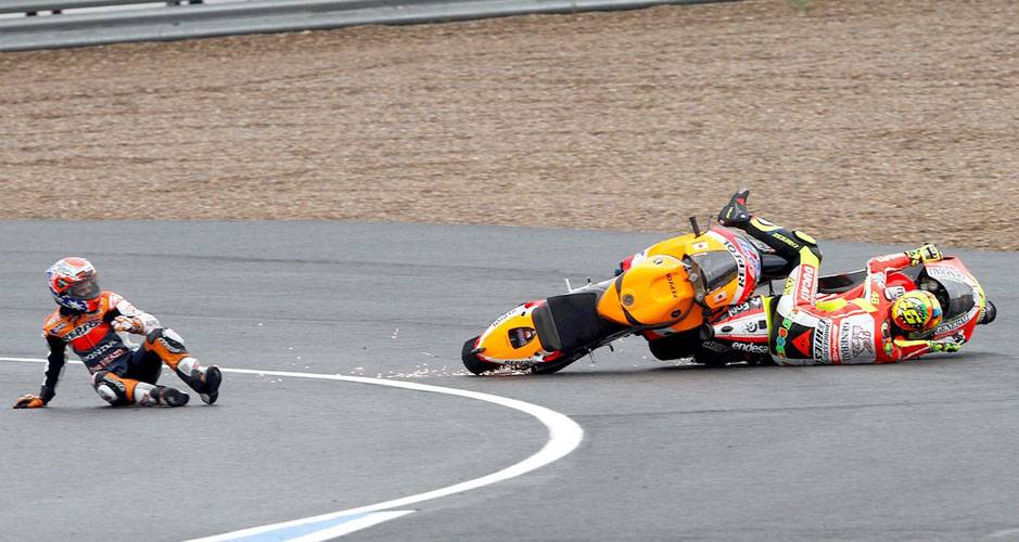 Casey Stoner e valentino Rossi sofreram acidente Casey Stoner e valentino Rossi sofreram acidente