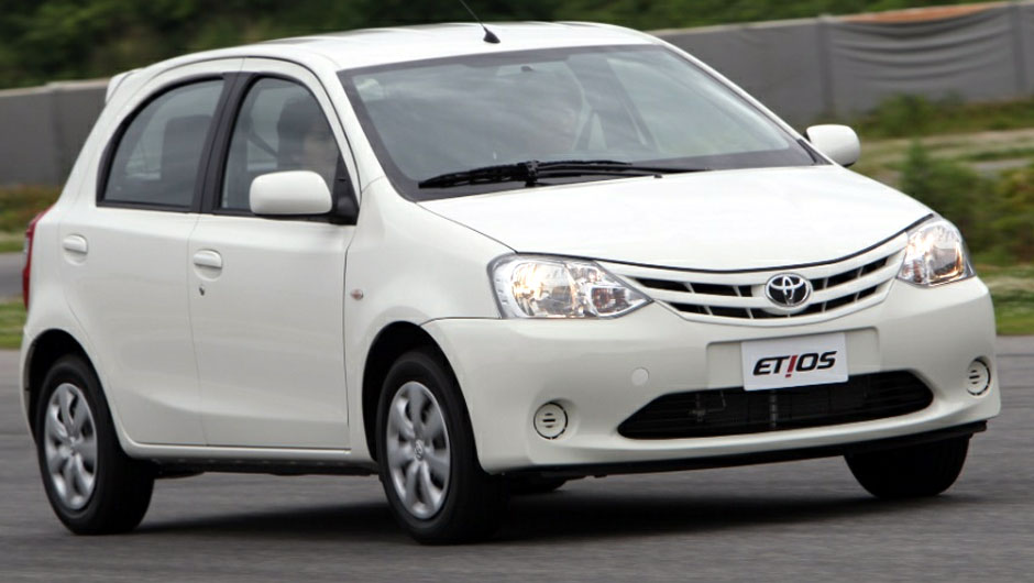 Desenvolvido na &Iacute;ndia, o carro foi projetado pensando nos pa&iacute;ses emergentes | <a href="https://beta-develop.quatrorodas.abril.com.br/salao-do-automovel/2012/carros/toyota-etios-703992.shtml" rel="migration">Leia mais</a>