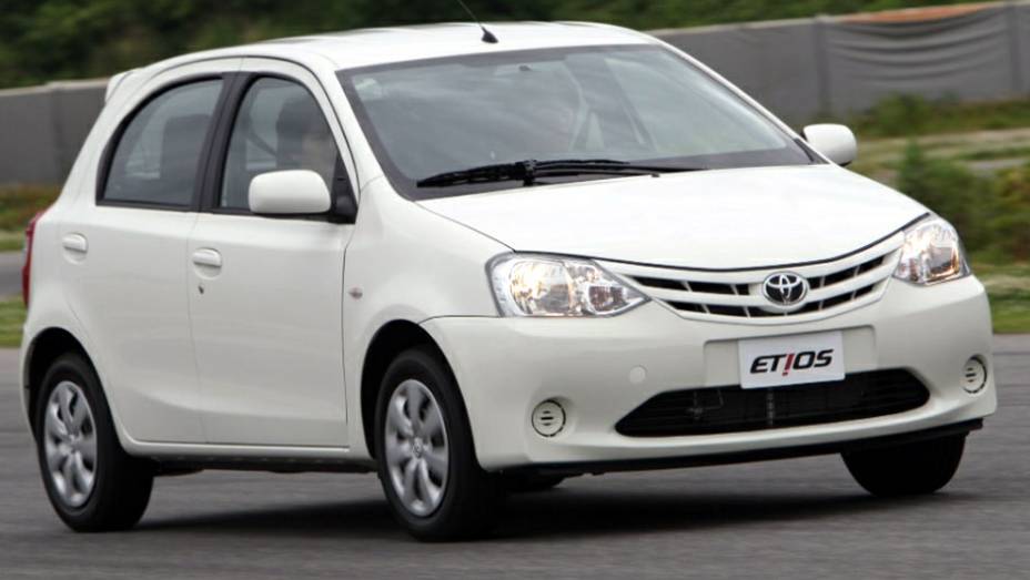 Desenvolvido na &Iacute;ndia, o carro foi projetado pensando nos pa&iacute;ses emergentes | <a href="https://beta-develop.quatrorodas.abril.com.br/salao-do-automovel/2012/carros/toyota-etios-703992.shtml" rel="migration">Leia mais</a>