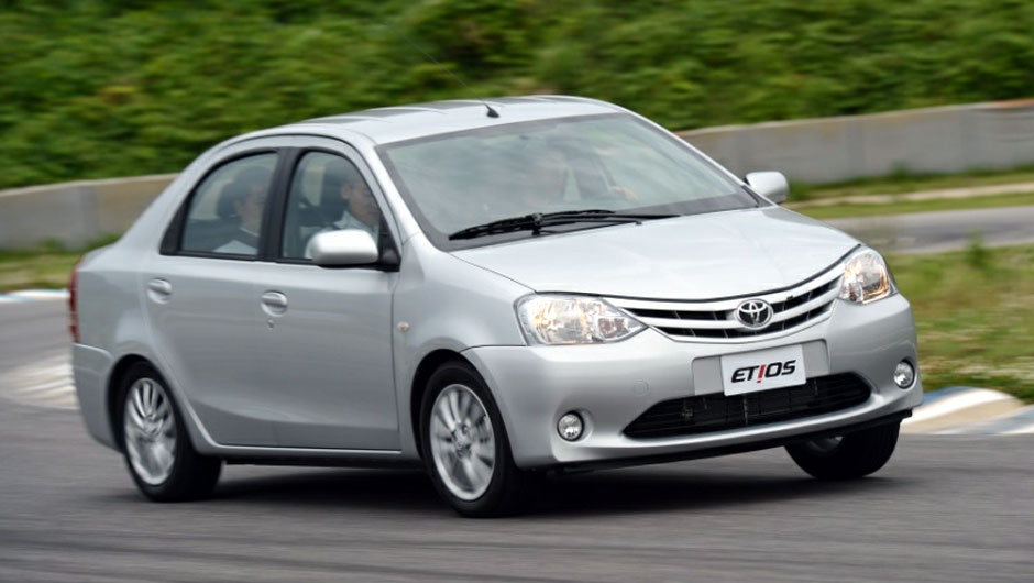 A vers&atilde;o sed&atilde; deve bater de frente com Nissan Versa e Renault Logan | <a href="https://beta-develop.quatrorodas.abril.com.br/salao-do-automovel/2012/carros/toyota-etios-703992.shtml" rel="migration">Leia mais</a>