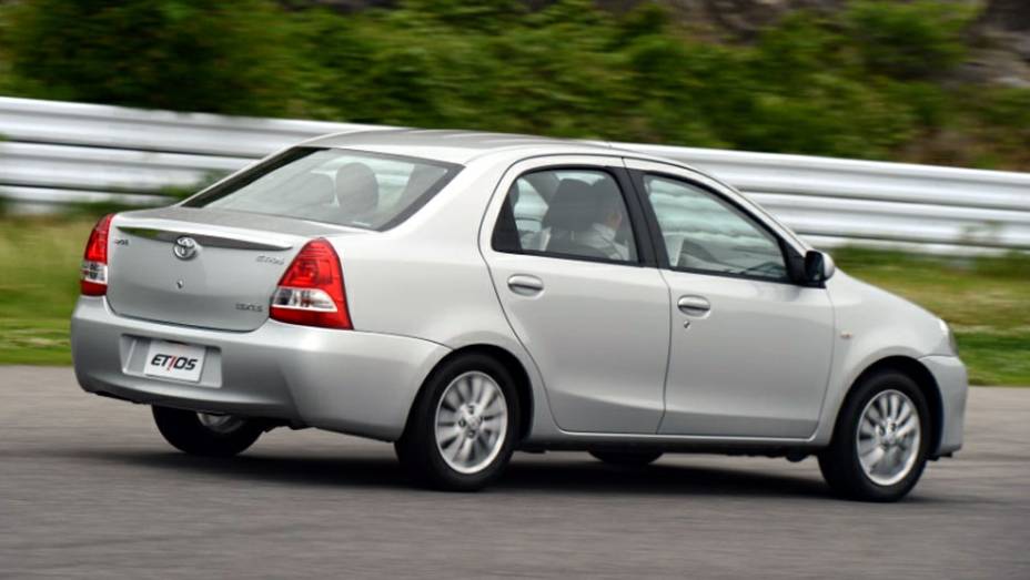 Ali&aacute;s, note como o Etios sed&atilde; lembra muito o Logan, principalmente olhando sua traseira | <a href="https://beta-develop.quatrorodas.abril.com.br/salao-do-automovel/2012/carros/toyota-etios-703992.shtml" rel="migration">Leia mais</a>