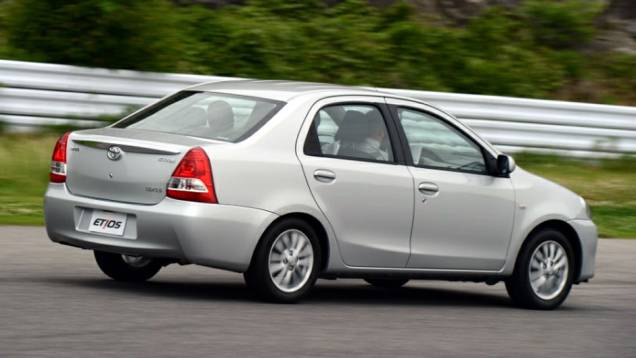 Aliás, note como o Etios sedã lembra muito o Logan, principalmente olhando sua traseira | <a href="https://beta-develop.quatrorodas.abril.com.br/salao-do-automovel/2012/carros/toyota-etios-703992.shtml" rel="migration">Leia mais</a> Aliás, note como o Etios sedã lembra muito o Logan, principalmente olhando sua traseira | <a href="https://beta-develop.quatrorodas.abril.com.br/salao-do-automovel/2012/carros/toyota-etios-703992.shtml" rel="migration">Leia mais</a>