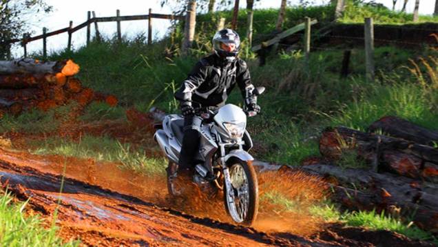 Quanto ao design, a Falcon ganhou alguns ângulos a mais, escapamento redesenhado e um bagageiro integrado às alças do garupa | <a href="https://beta-develop.quatrorodas.abril.com.br/moto/noticias/falcon-400-esta-volta-691979.shtml" target="_blank" rel="migration">Leia mais</a> Quanto ao design, a Falcon ganhou alguns ângulos a mais, escapamento redesenhado e um bagageiro integrado às alças do garupa | <a href="https://beta-develop.quatrorodas.abril.com.br/moto/noticias/falcon-400-esta-volta-691979.shtml" target="_blank" rel="migration">Leia mais</a>